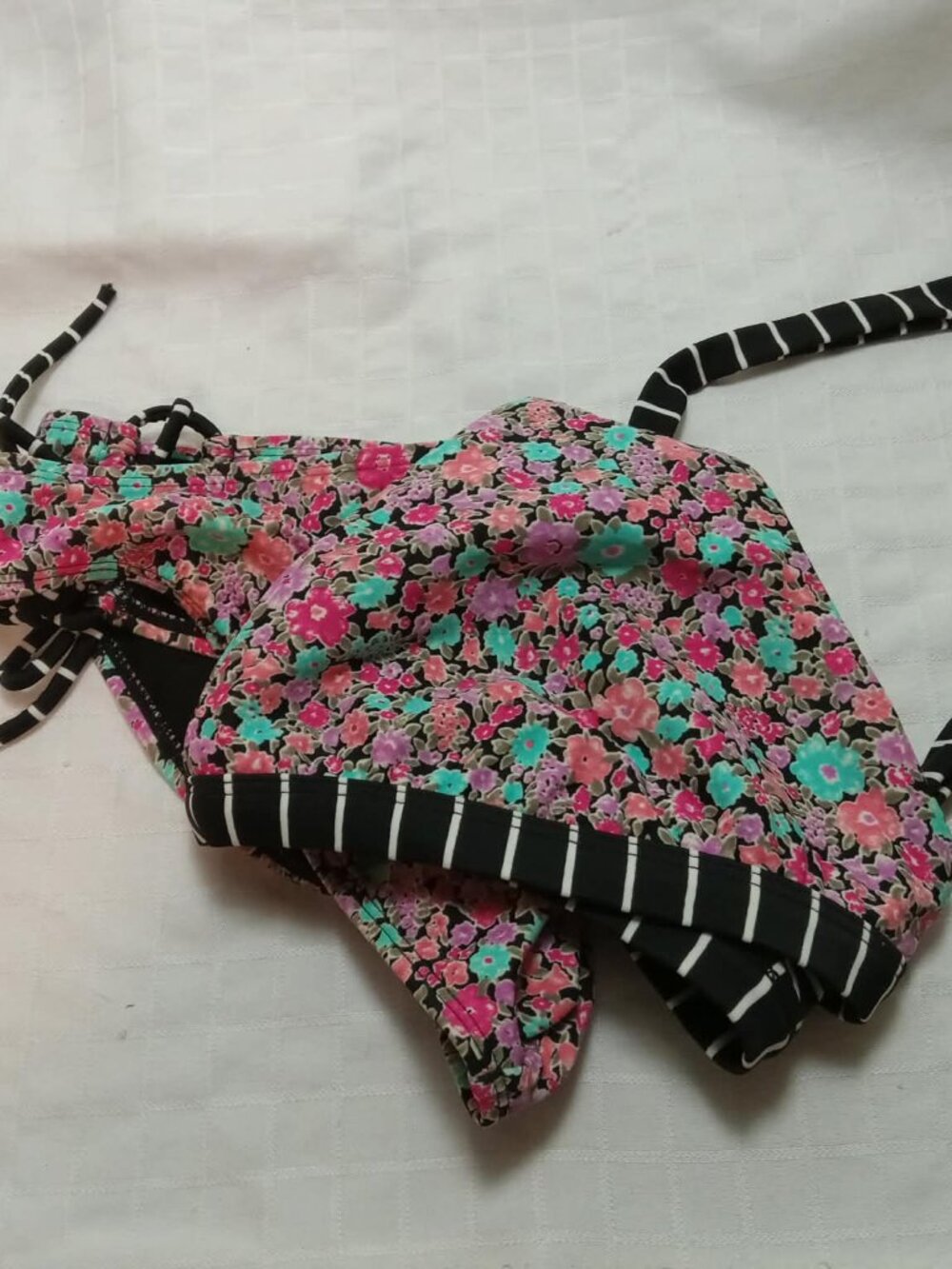Pretty bikini ROXY SWIM, the top have two sides, never worn, Small